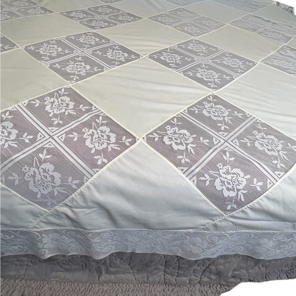 Beautiful Lemony Vintage Handmade 50s Rayon Lace Tablecloth - Picture 3 of 7